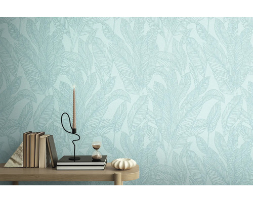 Detail stěny s tapetou se vzorem listů