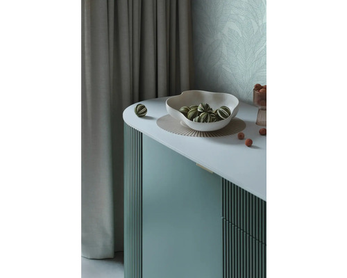 Dekorativní příborník s mísou a koulemi jako prvek interiérového designu.