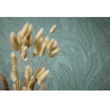 Detail zelené tapety s listovým vzorem