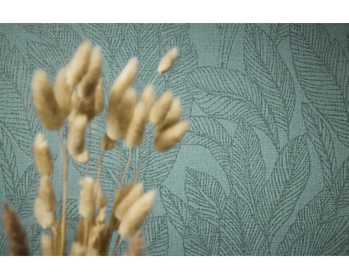 Detail zelené tapety s listovým vzorem