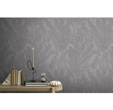 Tapeta se vzorem listů v místnosti