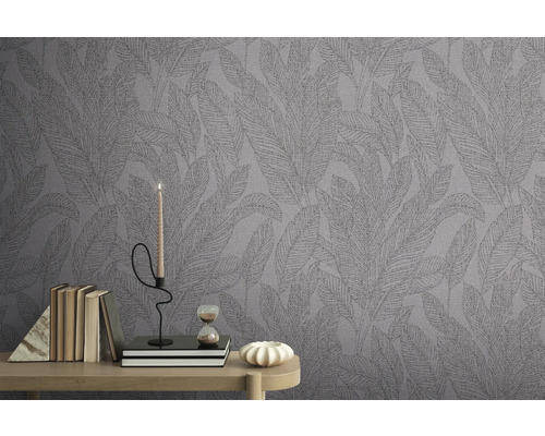 Tapeta se vzorem listů v místnosti