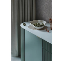 Dekorativní interiér s mísou, koulemi a komodou