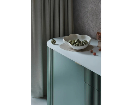 Dekorativní interiér s mísou, koulemi a komodou