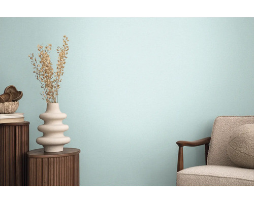 Obývací pokoj s křeslem, dřevěným stolem a ozdobnou vázou