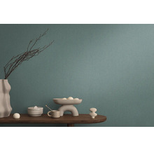 Detail stěny s texturovanou tapetou, která vytváří klidnou a přírodní atmosféru