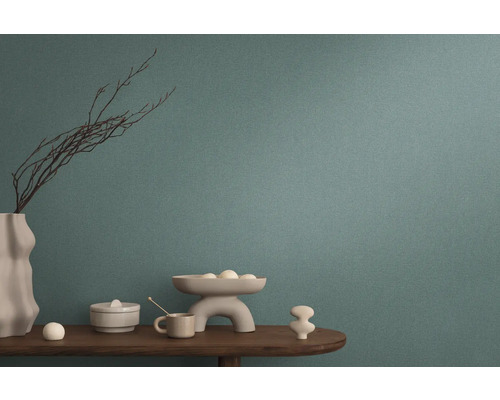 Detail stěny s texturovanou tapetou, která vytváří klidnou a přírodní atmosféru