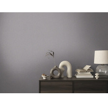 Dekorativní pokoj s textilní tapetou a komodou