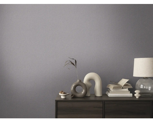 Dekorativní pokoj s textilní tapetou a komodou