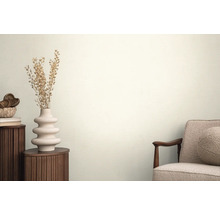 Obývací pokoj s odkládacím stolkem, vázou se suchými květinami a křeslem