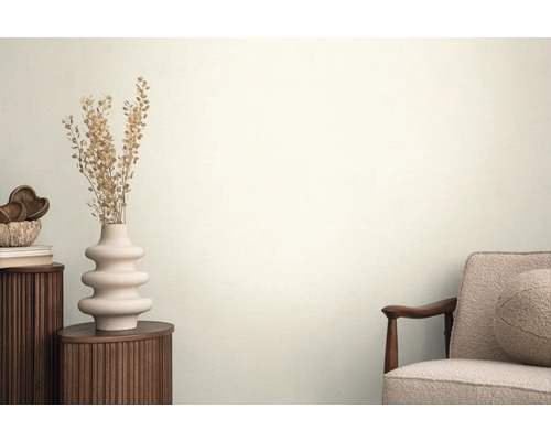 Obývací pokoj s odkládacím stolkem, vázou se suchými květinami a křeslem