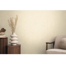 Dekorativní interiér s komodou, vázou se sušenými květinami a křeslem