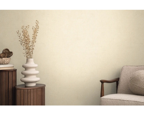 Dekorativní interiér s komodou, vázou se sušenými květinami a křeslem