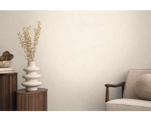 Obývací pokoj s textilní tapetou, křeslem, kulatým odkládacím stolkem a dekorací