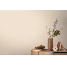 Detail strukturované tapety vedle stolu s dekoracemi