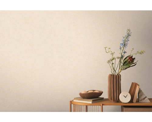 Detail strukturované tapety vedle stolu s dekoracemi