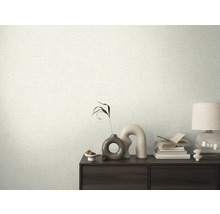 Design stěn se světlou vzorovanou tapetou a tmavou dřevěnou skříní s dekoracemi