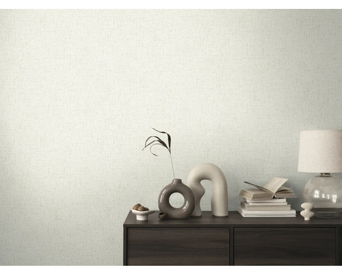 Design stěn se světlou vzorovanou tapetou a tmavou dřevěnou skříní s dekoracemi