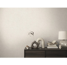 Dekorativní pokoj se vzorovanou tapetou a tmavou dřevěnou skříňkou