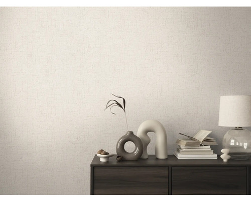 Dekorativní pokoj se vzorovanou tapetou a tmavou dřevěnou skříňkou