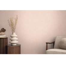 Pohled na pokoj s textilní tapetou, židlí a dekorací