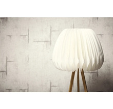 Stojací lampa s plisovaným stínidlem a dřevěnou nohou