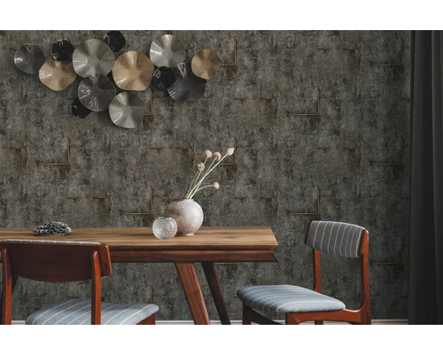 Dekorativní jídelna s vzorovanou tapetou, dřevěným stolem a židlemi.