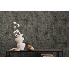 Dekorativní tapeta se vzorem ocelových výztuží na strukturovaném pozadí