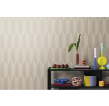 Interiérová fotografie místnosti s vzorovanou tapetou a policí s dekorativními předměty