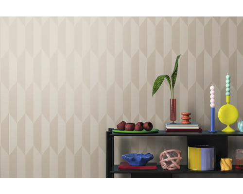 Interiérová fotografie místnosti s vzorovanou tapetou a policí s dekorativními předměty