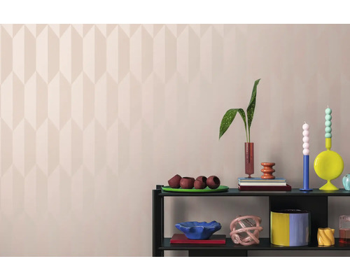 Dekorativní předměty na polici před stěnou s geometrickým vzorem