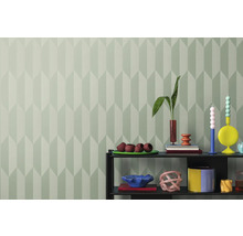 Interiér s geometrickou tapetou a policí s dekorativními předměty