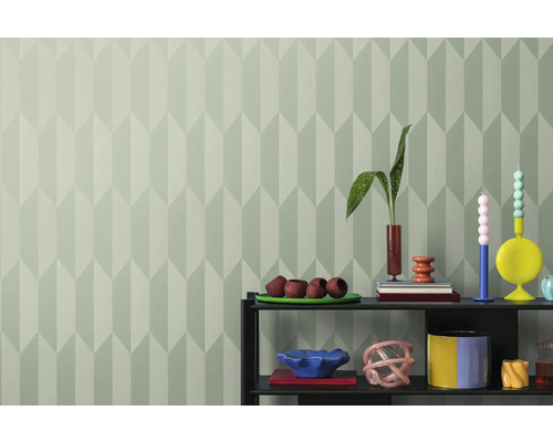 Interiér s geometrickou tapetou a policí s dekorativními předměty