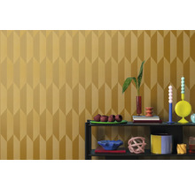 Vzorovaná stěna s dekorativními předměty na polici