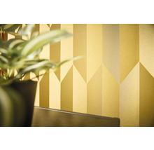 Detail stěny s geometrickým vzorem tapety.