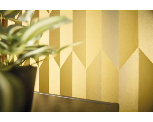 Detail stěny s geometrickým vzorem tapety.