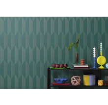 Vzorovaný obývací pokoj s policí a dekorací na pozadí se vzorovanou tapetou