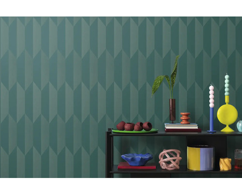 Vzorovaný obývací pokoj s policí a dekorací na pozadí se vzorovanou tapetou