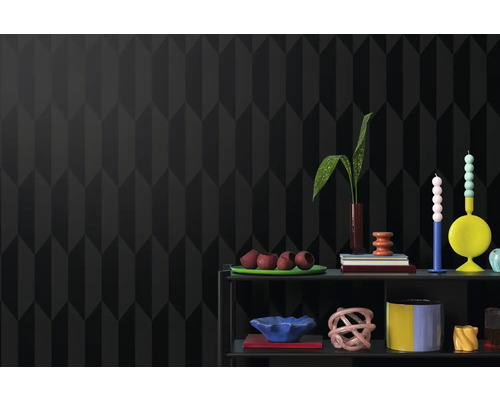 Nástěnná dekorace s geometrickým vzorem a dekorativními prvky na polici