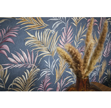 Detailní záběr na tmavě šedou tapetu se vzorem růžových, hnědých a bílých listů