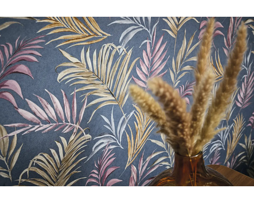 Detailní záběr na tmavě šedou tapetu se vzorem růžových, hnědých a bílých listů