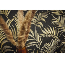 Detail černé tapety se zlatým vzorem palmových listů