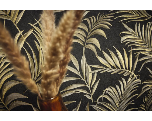 Detail černé tapety se zlatým vzorem palmových listů