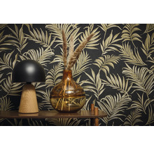 Dekorativní scéna se stolní lampou, vázou a vzorovanou tapetou