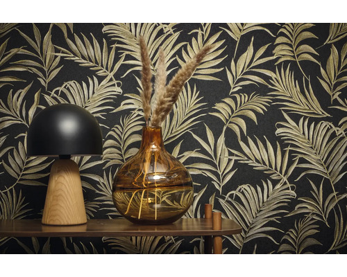 Dekorativní scéna se stolní lampou, vázou a vzorovanou tapetou