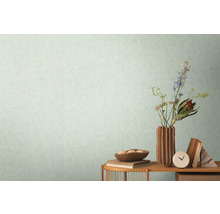 Světlá tapeta s jemnou texturou zobrazená v místnosti