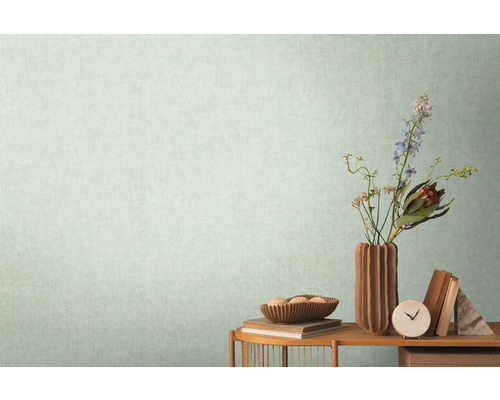 Světlá tapeta s jemnou texturou zobrazená v místnosti