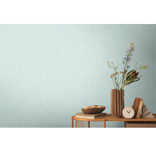 Obývací pokoj s dřevěnou policí, květinovou vázou a dekoracemi před zdí