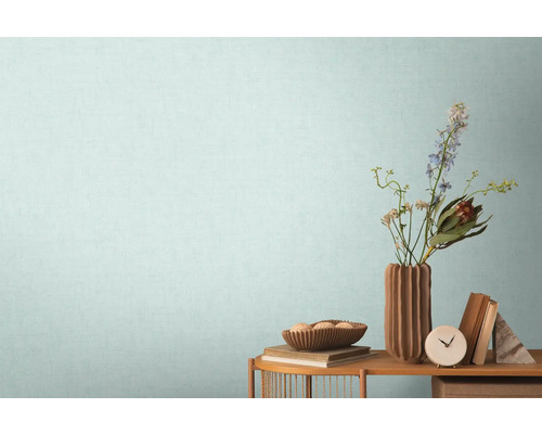 Obývací pokoj s dřevěnou policí, květinovou vázou a dekoracemi před zdí