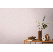 Dekorativní zátiší s vázou, květinami a knihami před vzorovanou tapetou